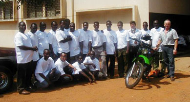 L'équipe de formateurs de mécanique moto du Togo